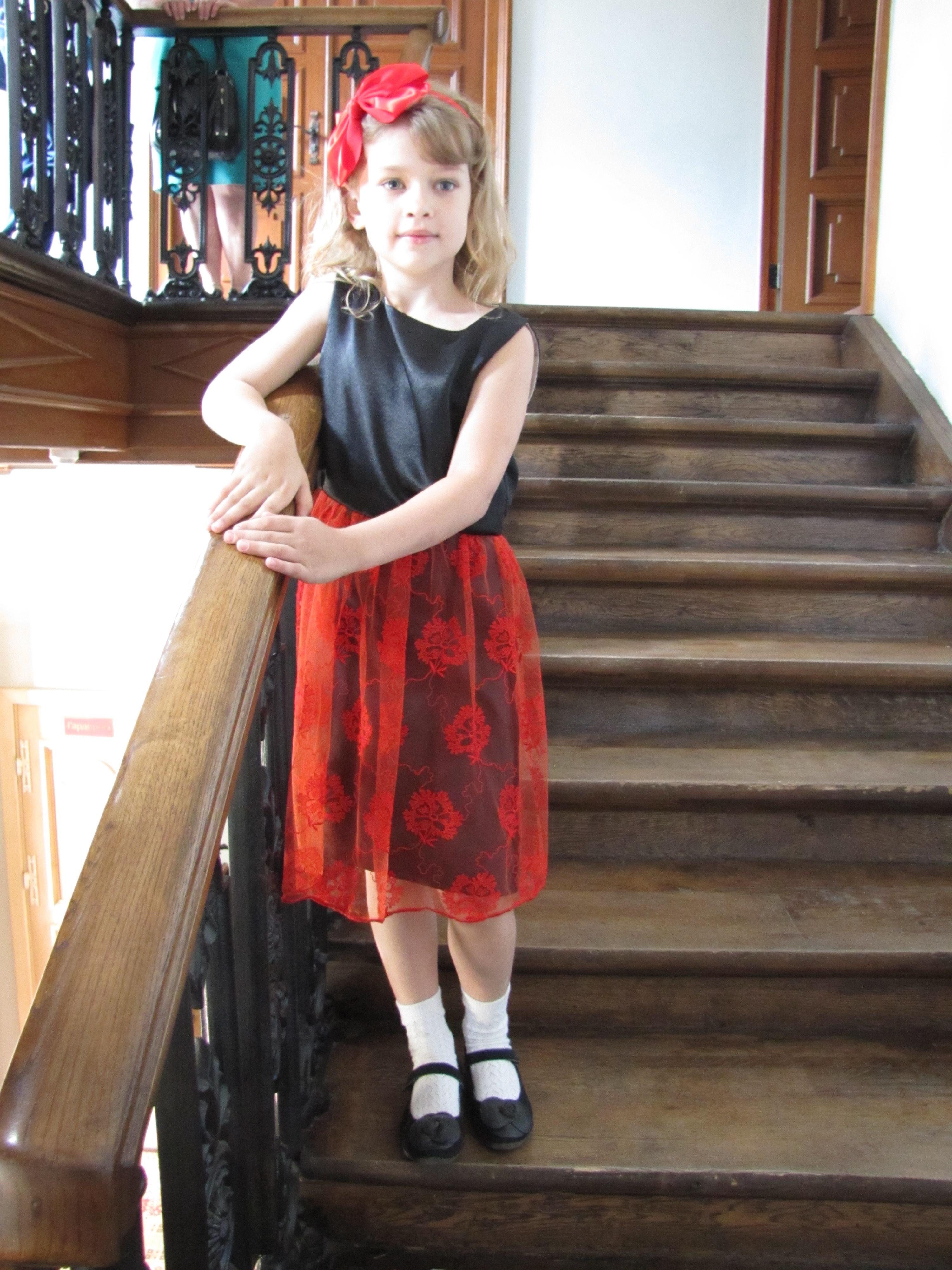 Костюмы для девочек - Нарядное красно-чёрное гипюровое платье